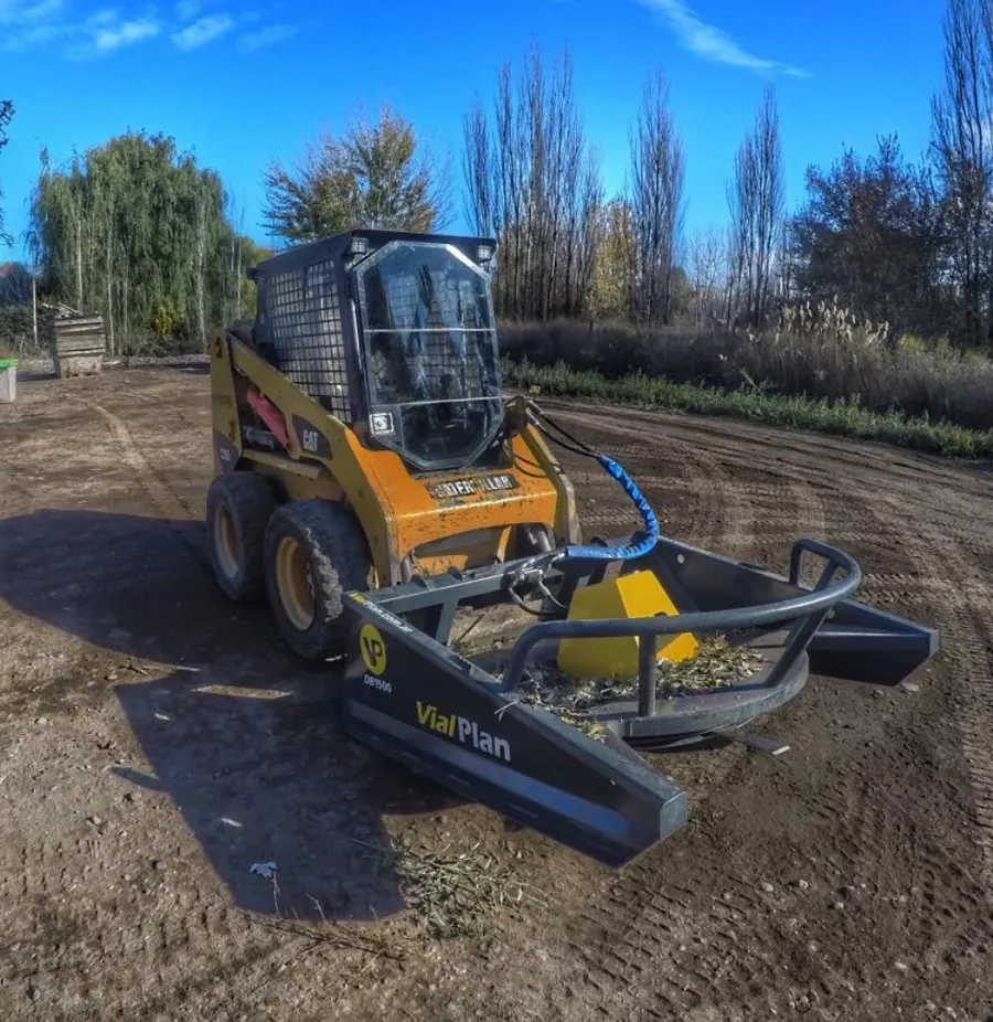 Minicargadora con desmalezadora rotativa