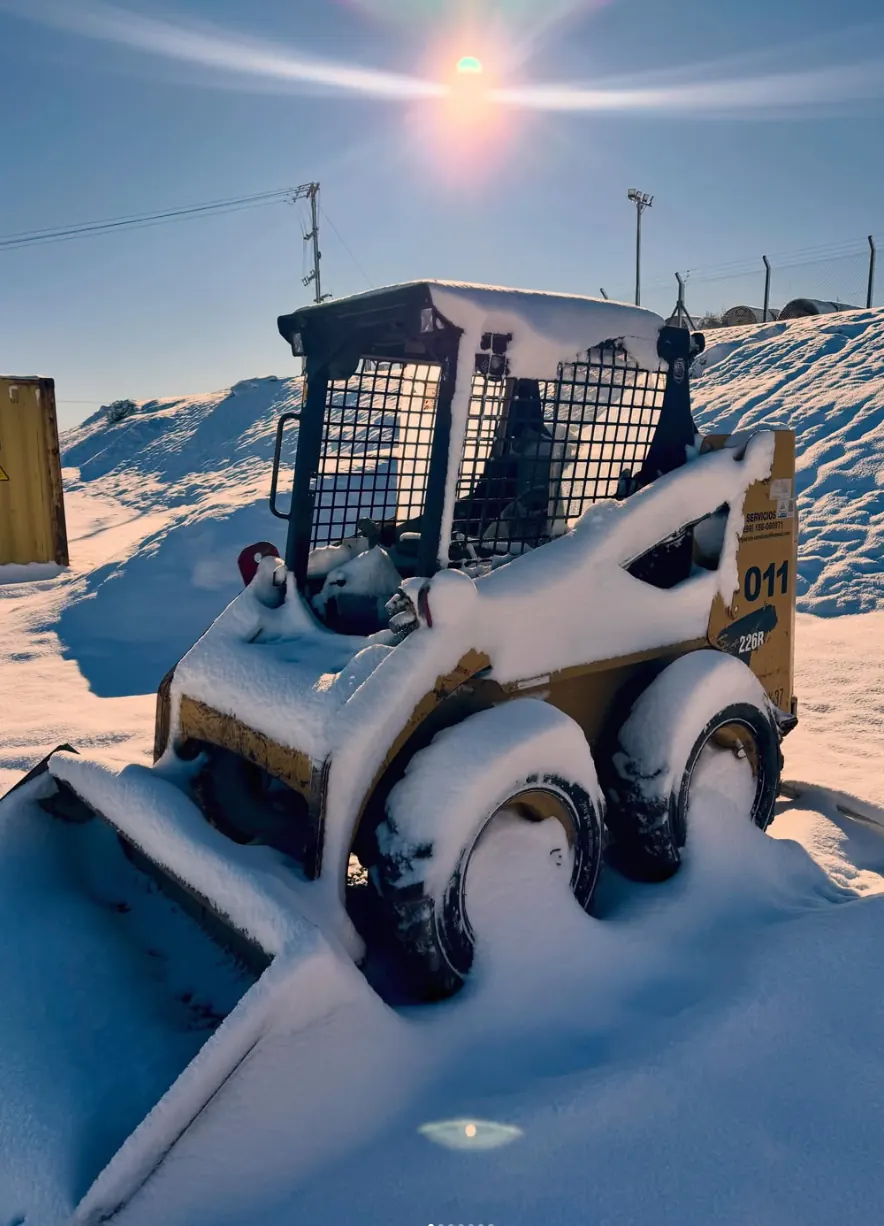 Minicargadora trabajando con nieve