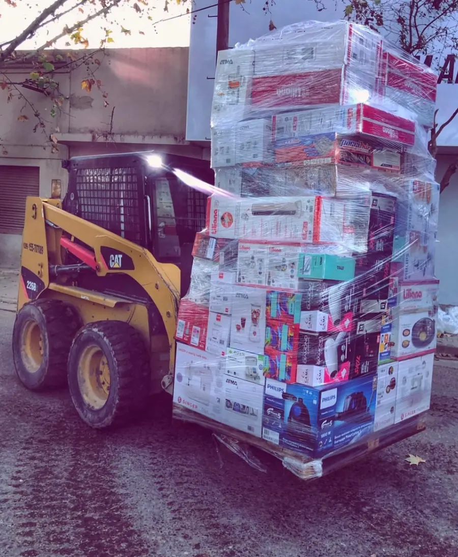 Minicargadora trasladando un pallet de mercadería