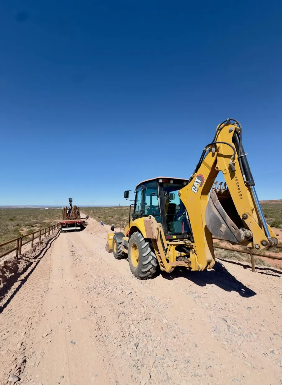 Retroexcavadora Caterpillar 416 4x4 trabajando en un camino de tierra
